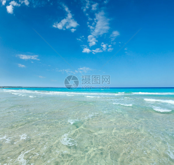 美丽的海浪夏天景色从沙滩图片