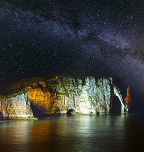 三个著名的白色悬崖之一称为FaleisedeAvalEtretat法国星际银河在天空和岩石中的夜幕图片