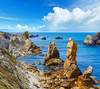 西班牙坎塔布里亚皮拉戈斯Portio海滩附近的大西洋海岩石岸线图片