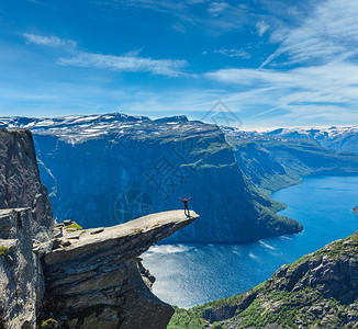 Trolltunga著名的Troll舌头北欧目的地和Ringedalsvatnet湖在挪威罗达尔奥的夏季景象图片