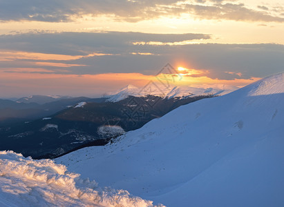 日落在冬天的山脊上乌克兰喀尔巴阡山图片