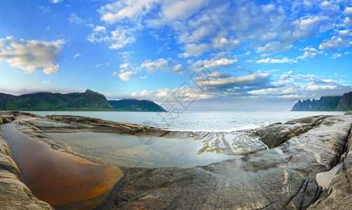 夏夜海岸全景龙牙石挪威森雅图片