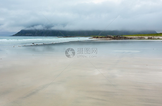 在Ramberg挪威Lofoten夏季雾和多云的海滩风景白沙和天空反射图片