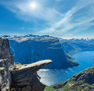 Trolltunga著名的Troll舌头北欧目的地和挪威罗达尔奥的Ringedalsvatnet湖夏季阳光景色图片