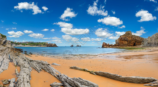 西班牙阿尔尼亚海滩大西洋夏季海岸线有岩石层多发针孔全景图片