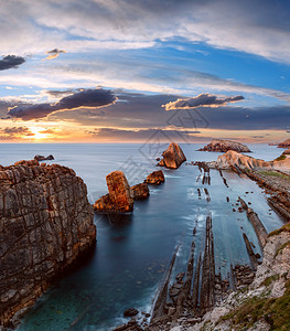 PortioBeach附近皮亚戈斯坎塔布里亚西班牙的大洋海岩石岸线夜景图片