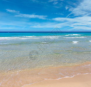 美丽的海浪夏天景色从沙滩图片