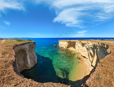 在SpiaggiaMassolivieri海滩上的格罗托斯夏季海景西拉库萨里意大利两针缝合全景图片