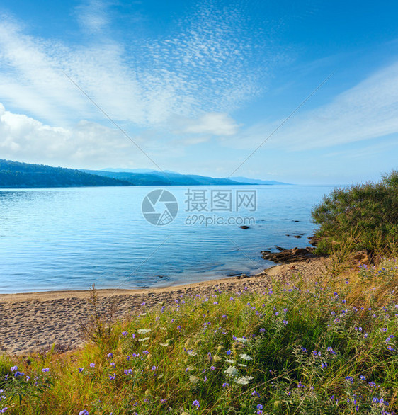 早上好沙卡斯特里海滩夏季风景尼基蒂锡托亚哈尔基迪希腊图片