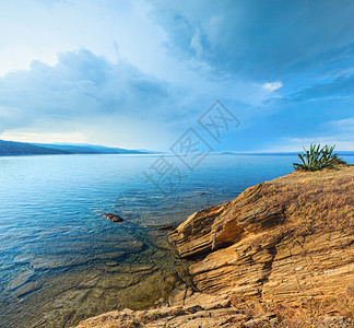 上午1爱琴海岩石岸视图尼基蒂锡托亚哈尔基迪希腊图片