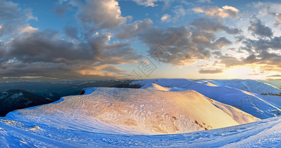 金色的日光照入乌克兰喀尔巴阡山滑雪胜地图片