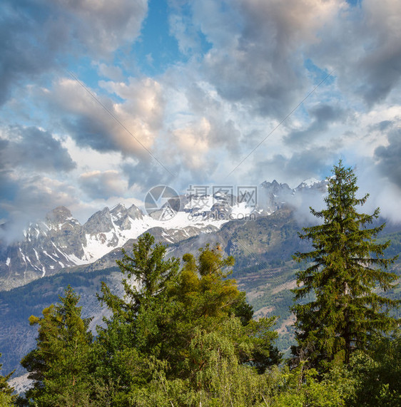 瑞士阿尔卑斯山顶雪的夏季山地景观图片