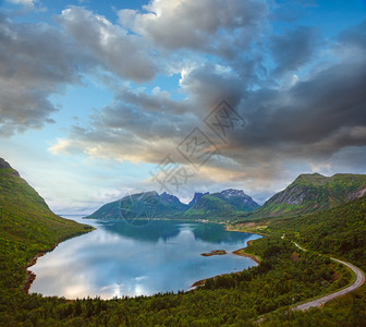 夏季阴云般的Ersfjord夜视挪威Senja图片