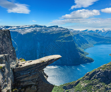 Trolltunga著名的Troll舌头北欧目的地和Ringedalsvatnet湖在挪威罗达尔奥的夏季景象图片