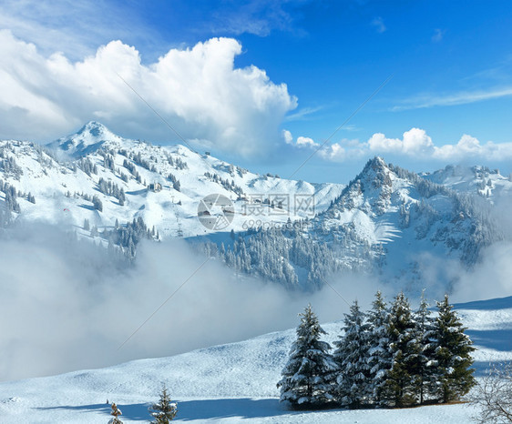 巴伐利亚州奥地利山坡上有低悬云的冬季山地景观图片
