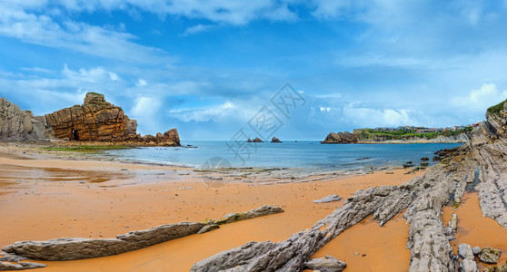 西班牙阿尔尼亚海滩大西洋夏季海岸线有岩石层多发针孔全景图片
