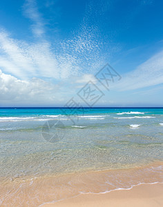 美丽的海浪夏天景色从沙滩图片