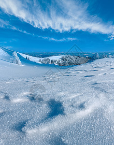 冬季平静的山地景观有美丽的霜冻树和斜坡上的雪流复合图像有相当深的地表锐利和的大型雪花图片