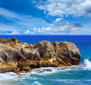 夏季大西洋岩石海岸风景与美丽的天空阿尔布费拉郊区阿尔加夫葡萄牙图片