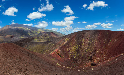 在意大利西里埃特纳火山坑之间多镜头缝合全景图片