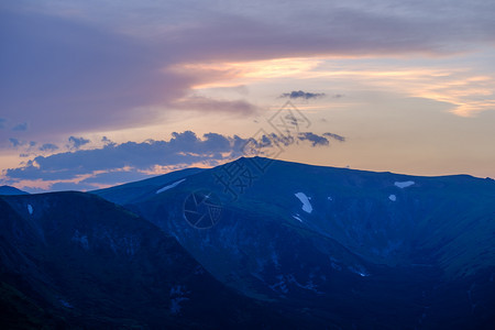 日落夏季喀尔巴阡山风景乌克兰科霍诺拉山脊图片