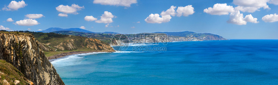 在巴斯克州西班牙比斯凯的Getxo镇Azkorri或Gorrondatxe海滩附近观测夏季海洋岸线图片