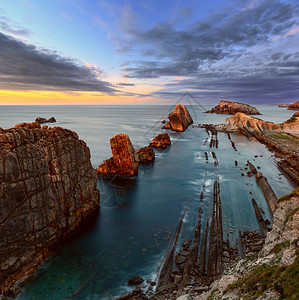 PortioBeach附近皮亚戈斯坎塔布里亚西班牙的大洋海岩石岸线夜景图片