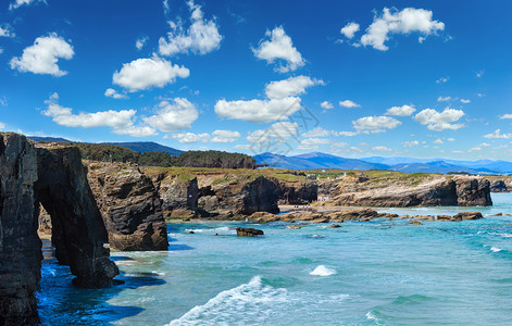 在低潮坎塔布里克海岸卢戈加利西亚班牙AsCatetrais海滩上的自然岩石拱门人们无法辨认多针缝合高分辨率全景图片