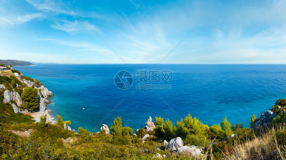 夏季海岸早上风景卡桑德拉半岛哈尔基迪Halkidiki希腊人们是无法辨认的多针缝孔全景图片