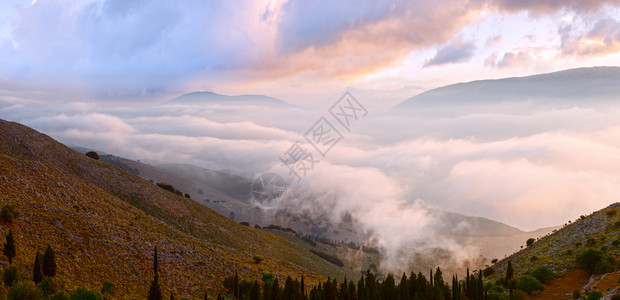 清晨多云的夏季山地景观希腊基法罗尼亚全景图片