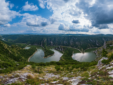 塞尔维亚Uvac河峡谷最美丽的夏季景色图片