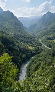 夏季早上山地景观桥风黑山塔拉峡谷图片