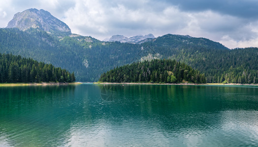 黑湖CrnoJezero夏季多云的风景图片