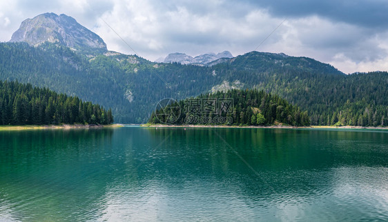 黑湖CrnoJezero夏季多云的风景图片