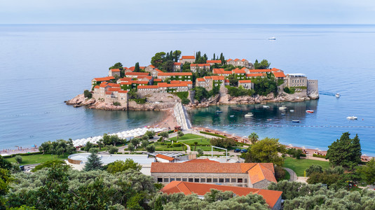 黑山SvetiStefan海岛的清晨风景与海滩和城镇旅馆人们无法辨认图片