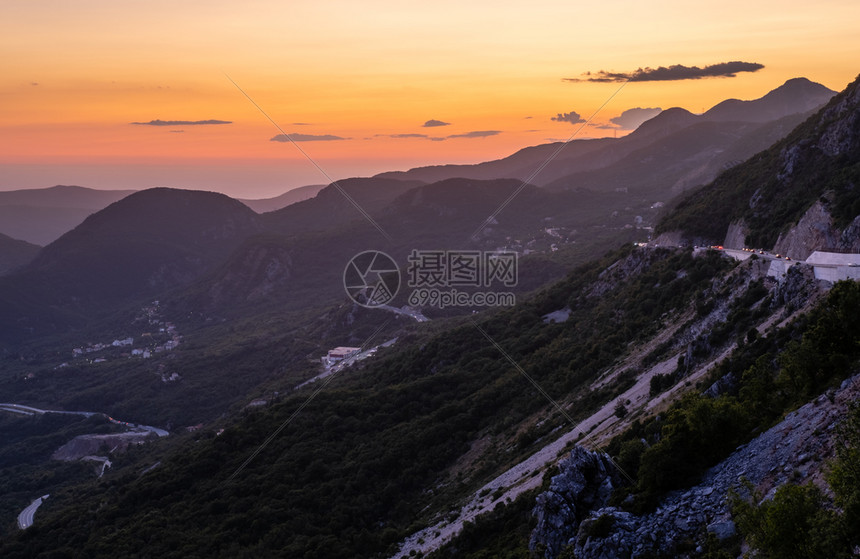 夏季布达瓦里维埃拉夜晚海岸线全景景观黑山巴尔干亚得里亚海欧洲从山顶的小路上看图片