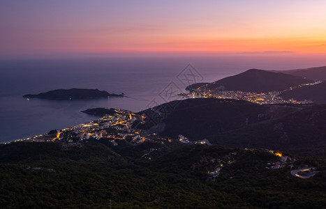 夏季布达瓦里维埃拉夜晚海岸线全景景观黑山巴尔干亚得里亚海欧洲从山顶的小路上看图片