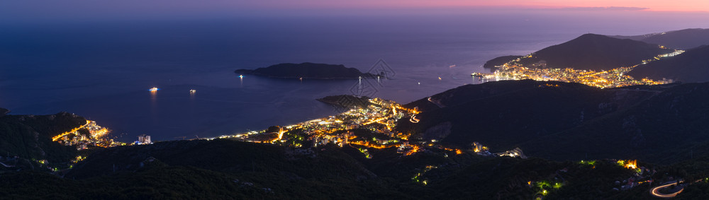 夏季布达瓦里维埃拉夜晚海岸线全景景观黑山巴尔干亚得里亚海欧洲从山顶的小路上看图片