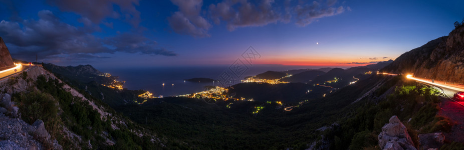 夏季布达瓦里维埃拉夜晚海岸线全景景观黑山巴尔干亚得里亚海欧洲从山顶的小路上看图片