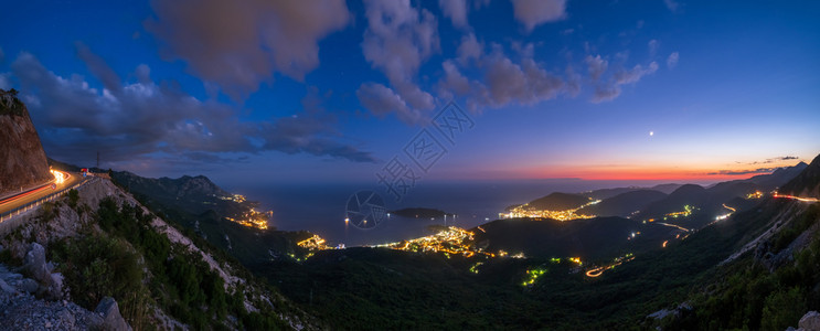 夏季布达瓦里维埃拉夜晚海岸线全景景观黑山巴尔干亚得里亚海欧洲从山顶的小路上看图片