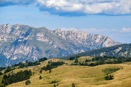 第纳尔多石的小山高清图片