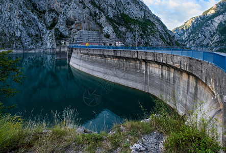 Piva河峡谷上的MratinjeDam在黑山的Piva河湖PivskoJezero夏季景色中拥有极好的水库Piva湖Pivsk图片