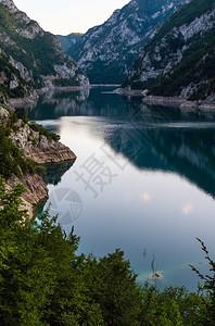 黑山著名的皮瓦河峡谷及其奇妙的水库皮瓦湖PivskoJezero夏季夜景图片
