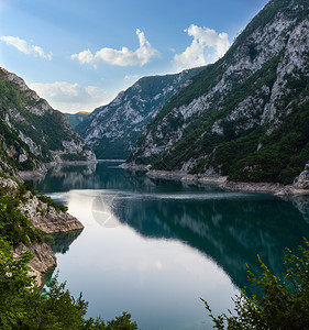 黑山著名的皮瓦河峡谷及其奇妙的水库皮瓦湖PivskoJezero夏季夜景图片