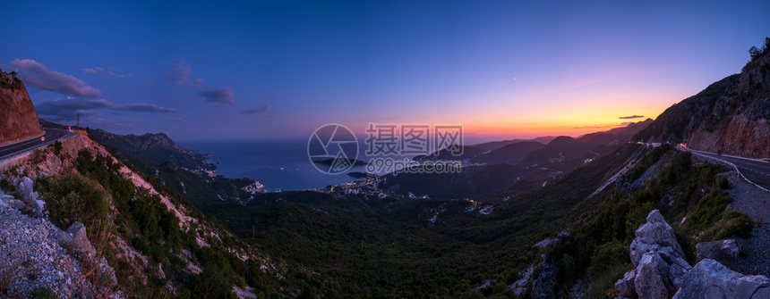 夏季布达瓦里维埃拉夜晚海岸线全景景观黑山巴尔干亚得里亚海欧洲从山顶的小路上看图片