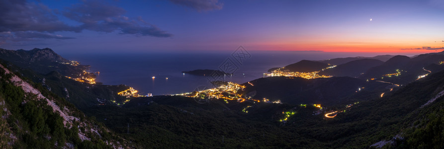 夏季布达瓦里维埃拉夜晚海岸线全景景观黑山巴尔干亚得里亚海欧洲从山顶的小路上看图片