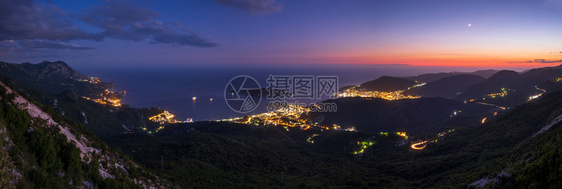 夏季布达瓦里维埃拉夜晚海岸线全景景观黑山巴尔干亚得里亚海欧洲从山顶的小路上看图片