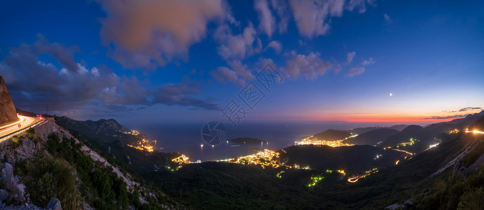 夏季布达瓦里维埃拉夜晚海岸线全景景观黑山巴尔干亚得里亚海欧洲从山顶的小路上看图片