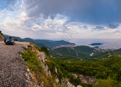 夏季布达瓦里维埃拉海岸线全景景观黑山巴尔干亚得里亚海欧洲从山顶的小路上看无法辨认的汽车图片