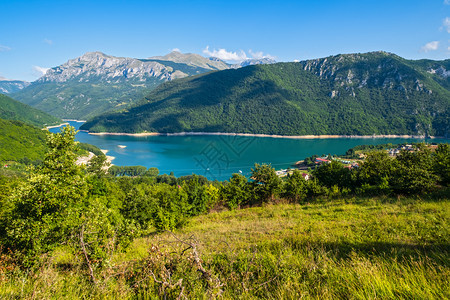 黑山著名的皮瓦河峡谷及其奇妙的水库皮瓦湖PivskoJezero和普鲁津镇夏季景色图片